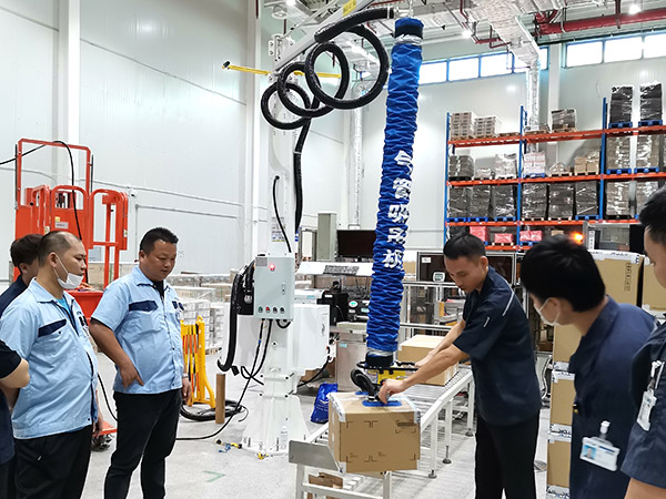 氣管吸吊機-紙箱搬運現場