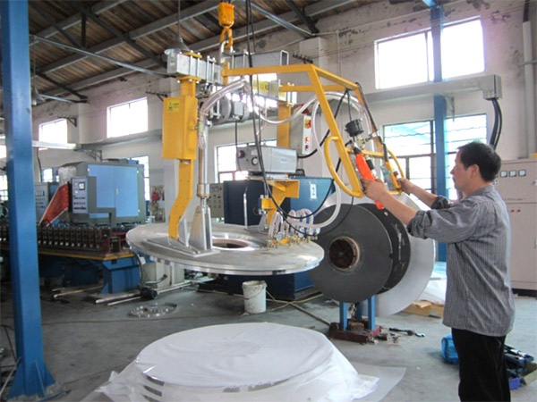 鋁卷吸吊機(jī)現(xiàn)場(chǎng)