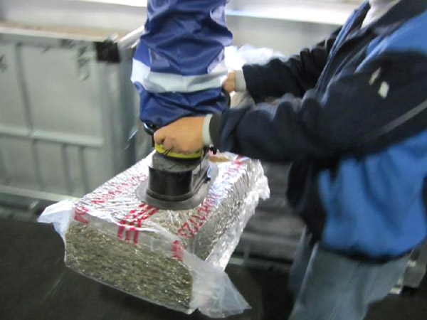 真空管吸吊机-橡胶块搬运现场